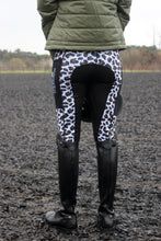 Laden Sie das Bild in den Galerie-Viewer, Ungefütterte Reitleggings – WEISSER &amp; BRAUNER LEOPARDENDRUCK