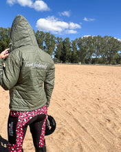 Laden Sie das Bild in den Galerie-Viewer, Steppjacke – KHAKI