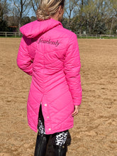 Laden Sie das Bild in den Galerie-Viewer, Lange Steppjacke – HOT PINK