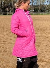 Laden Sie das Bild in den Galerie-Viewer, Lange Steppjacke – HOT PINK