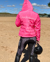 Laden Sie das Bild in den Galerie-Viewer, Steppjacke – HEIßES PINK